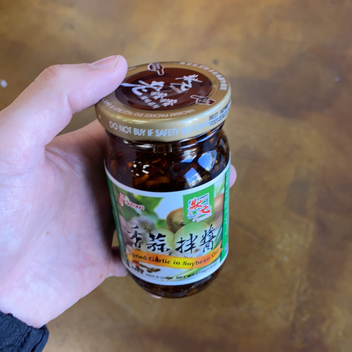 https://www.eastsideasianmarket.com/cdn/shop/products/master-taiwan-fried-garlic-in-soybean-oil-74oz-210996_512x513.png?v=1608279133